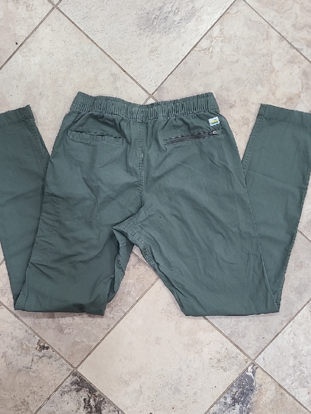 Vuori Olive Green Drawstring Cargo Joggers for Men - Picture 3 of 8